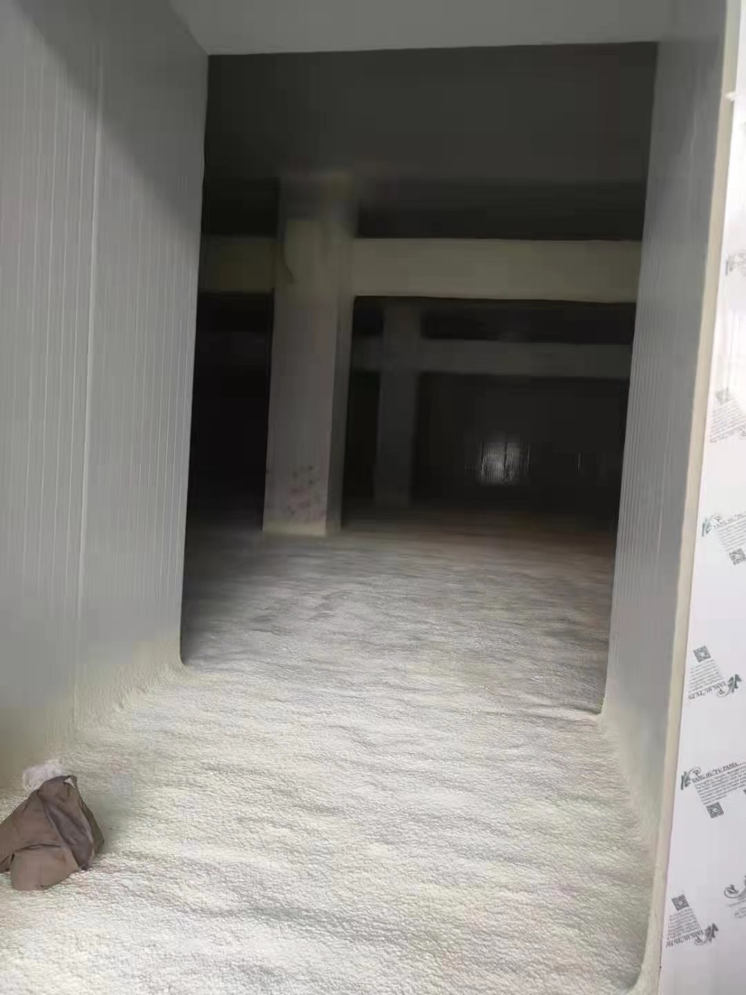 小型冷庫(kù)的地面保溫的做法比較簡(jiǎn)單,因?yàn)樾⌒屠鋷?kù)對(duì)于冷庫(kù)物品的承重沒(méi)有特殊的要求,通常采用跟墻面保溫相同的聚氨酯冷庫(kù)板,也就是我們常說(shuō)的六面體保溫(頂部+底部+四周墻面)。