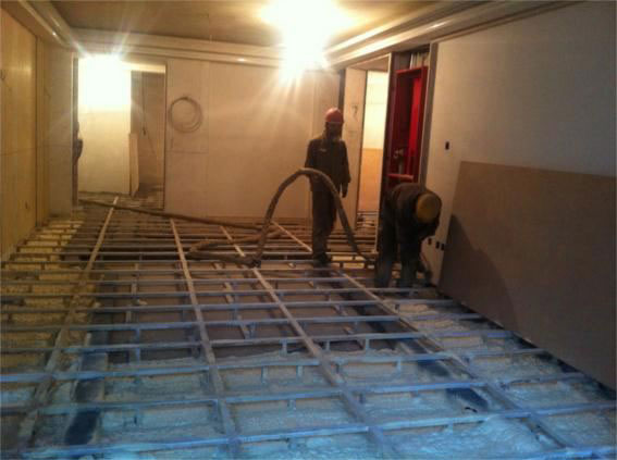 采用高壓無氣噴涂機(jī)現(xiàn)場(chǎng)直接發(fā)泡成型工藝,使屋面防水保溫一體化,形成的防水保溫層連續(xù)無接縫,具有保溫效果優(yōu)異、粘接性能好、強(qiáng)度高、抗?jié)B透性強(qiáng)和耐老化性能優(yōu)異等特點(diǎn)。