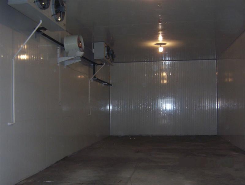 小型冷庫(kù)的地面保溫的做法比較簡(jiǎn)單,因?yàn)樾⌒屠鋷?kù)對(duì)于冷庫(kù)物品的承重沒(méi)有特殊的要求,通常采用跟墻面保溫相同的聚氨酯冷庫(kù)板,也就是我們常說(shuō)的六面體保溫(頂部+底部+四周墻面)。